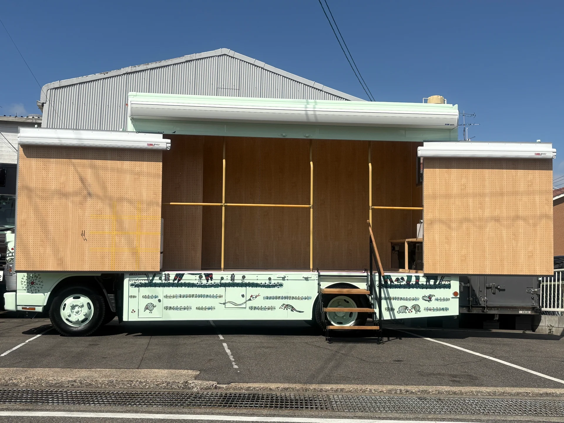 木目パネルとグラフィックを施した販売車両