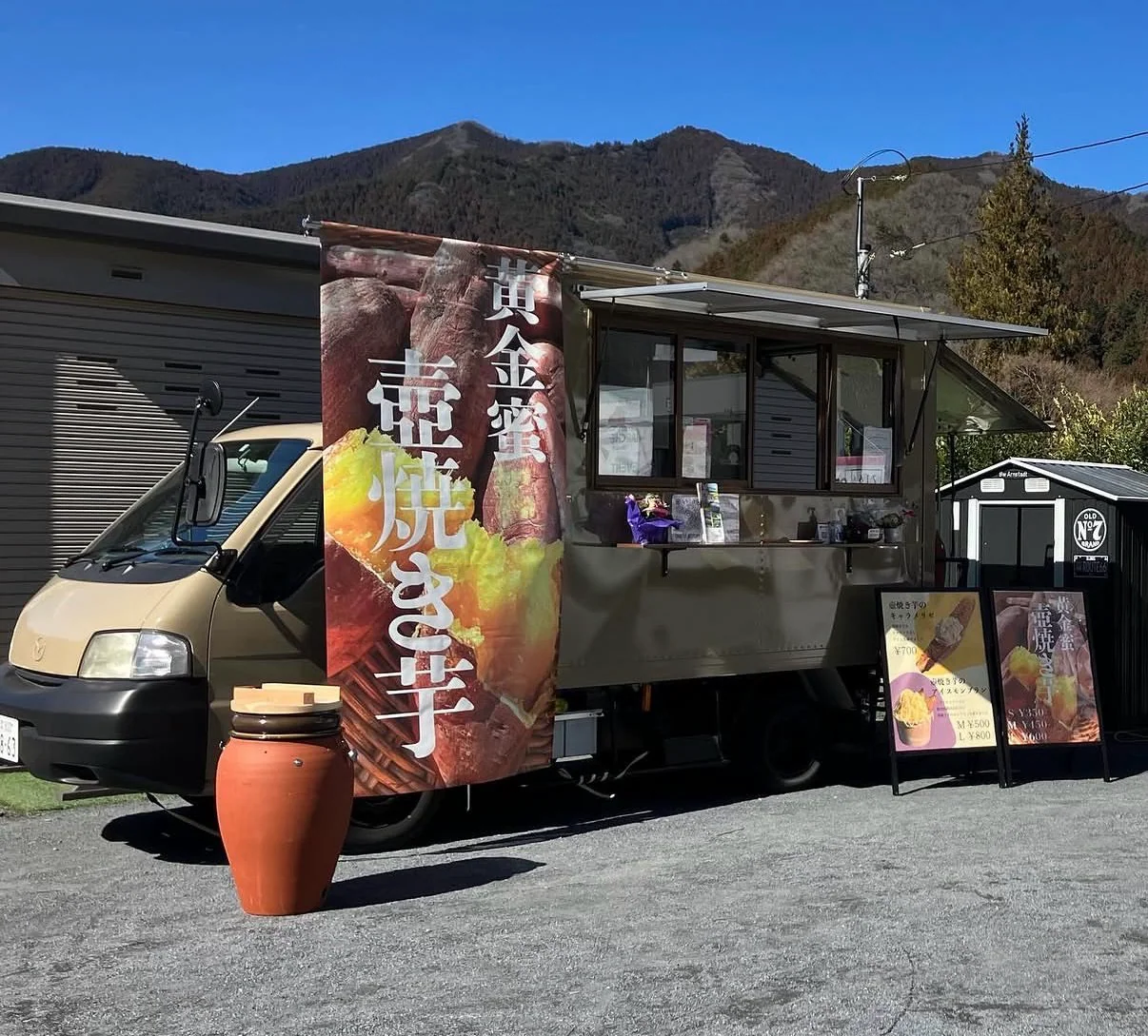 おいもやもとぴ food truck with sweet potato banner