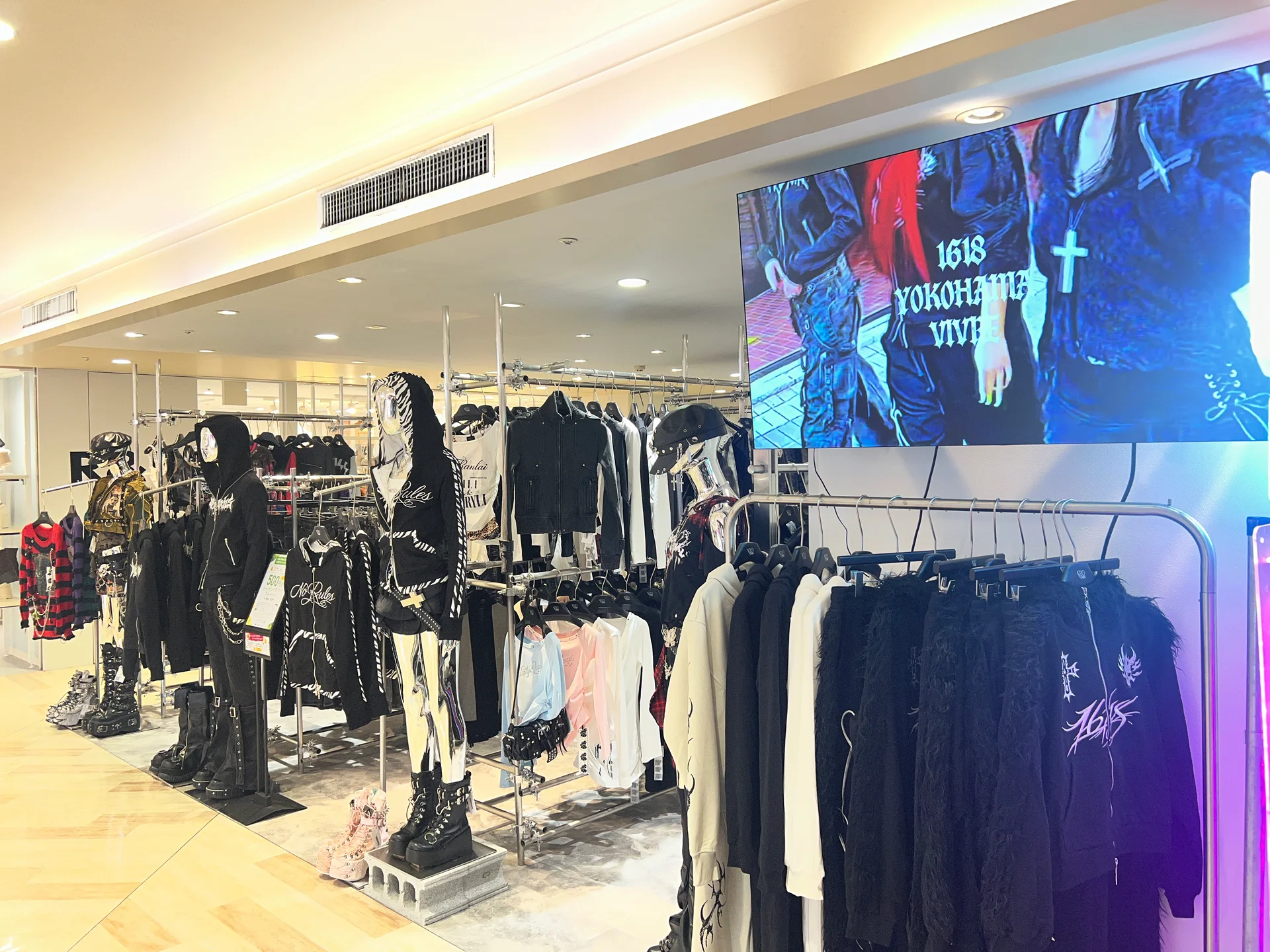1618 横浜ビブレの店内全景