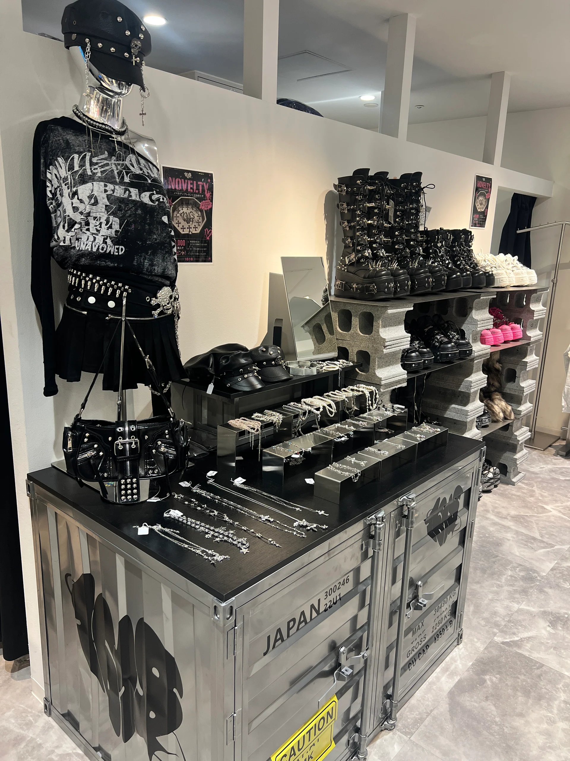 1618 横浜ビブレのアクセサリー什器とブーツ
