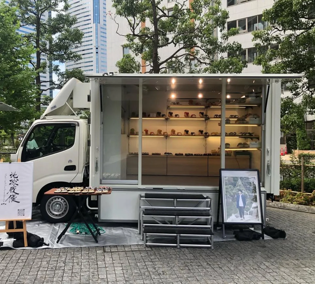 商業施設前で展開する白い販売車両