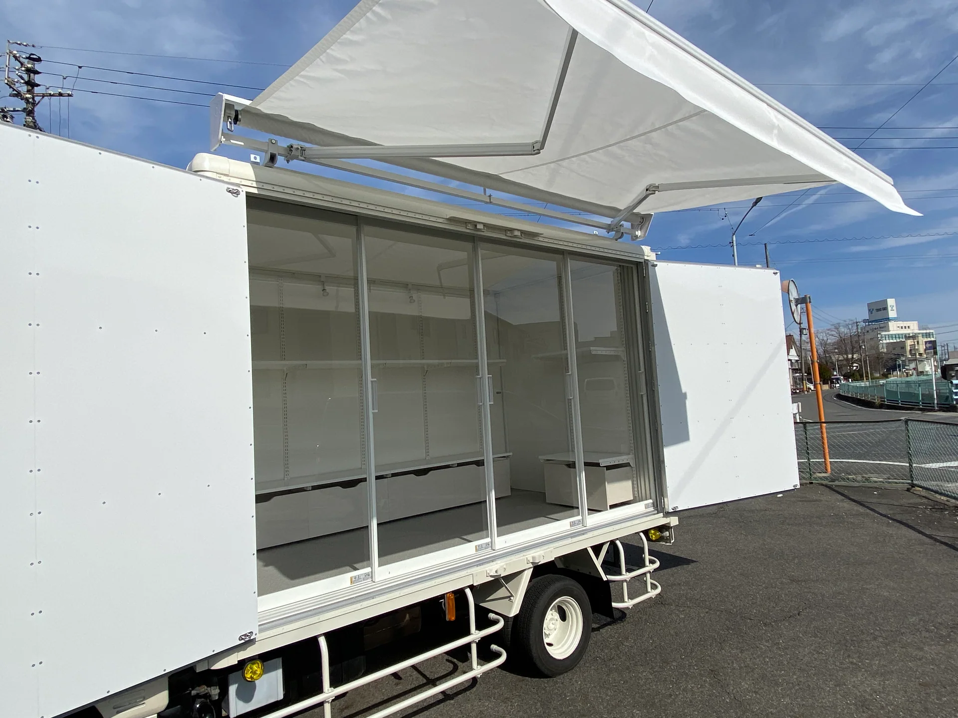 オーニングを展開した販売車両