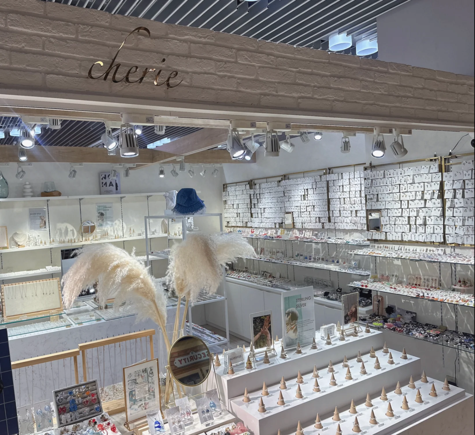cherie HEP FIVE の売場とアクセサリー什器