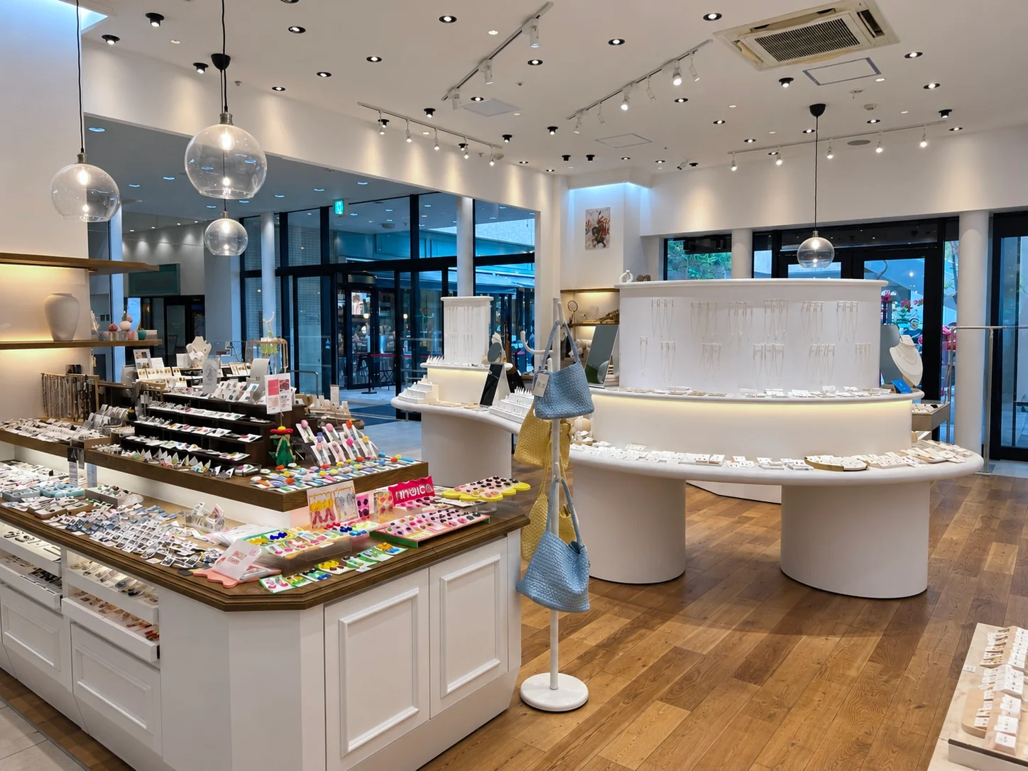cherie MARUGAMEMACHI GREEN の店舗全景と曲線什器