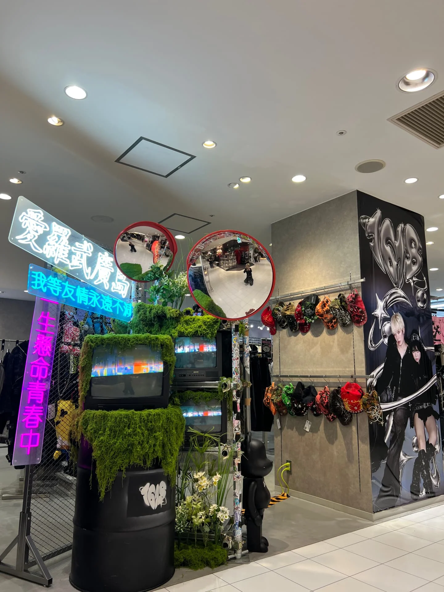 1618 UMEDA EST の店頭とネオンサイン