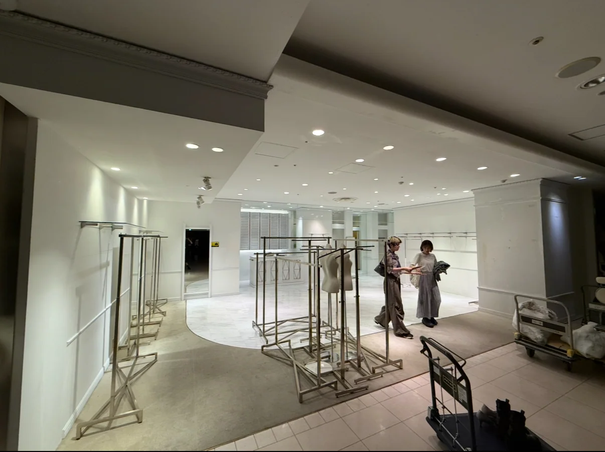 店舗準備をするスタッフの様子