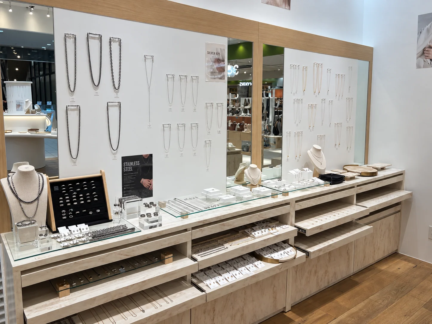 cherieのネックレス壁面と曲線什器