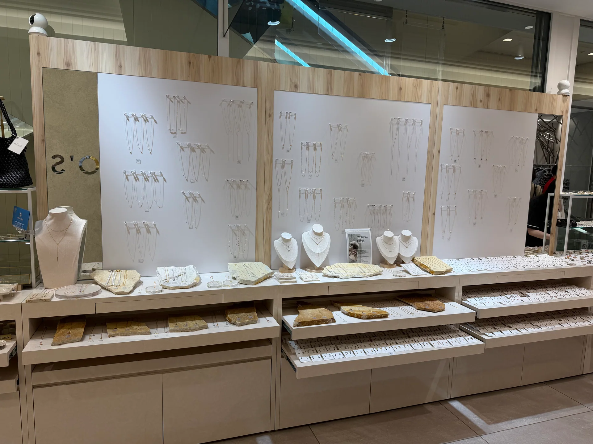 cherie HIROSHIMA PARCO のガラス什器と売場