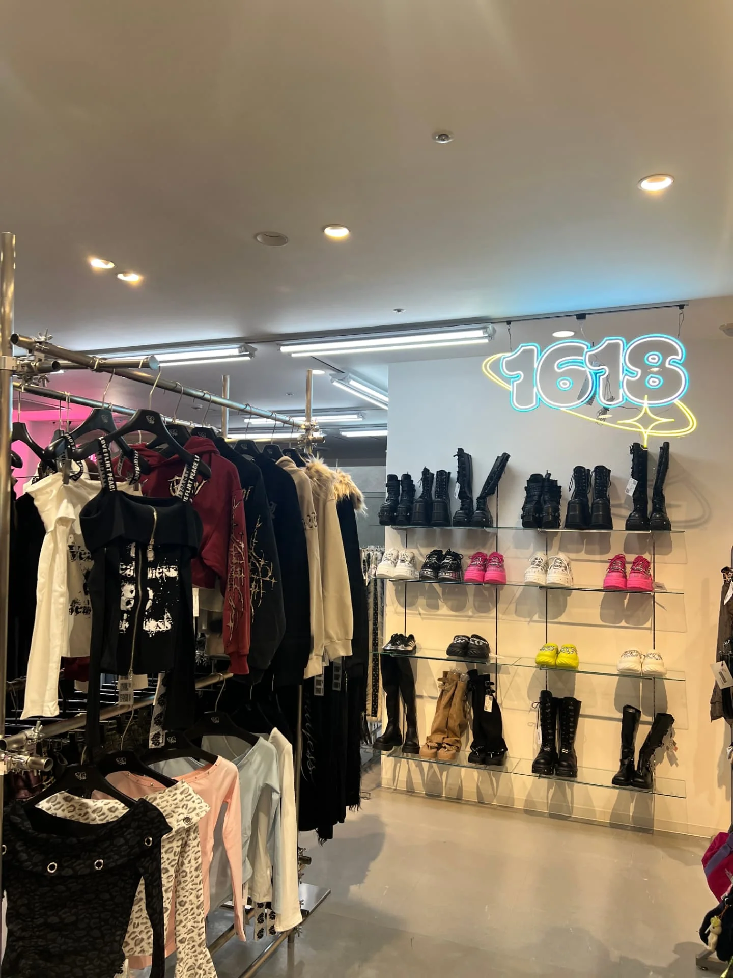 1618 HIROSHIMA PARCO の店内とネオンロゴ