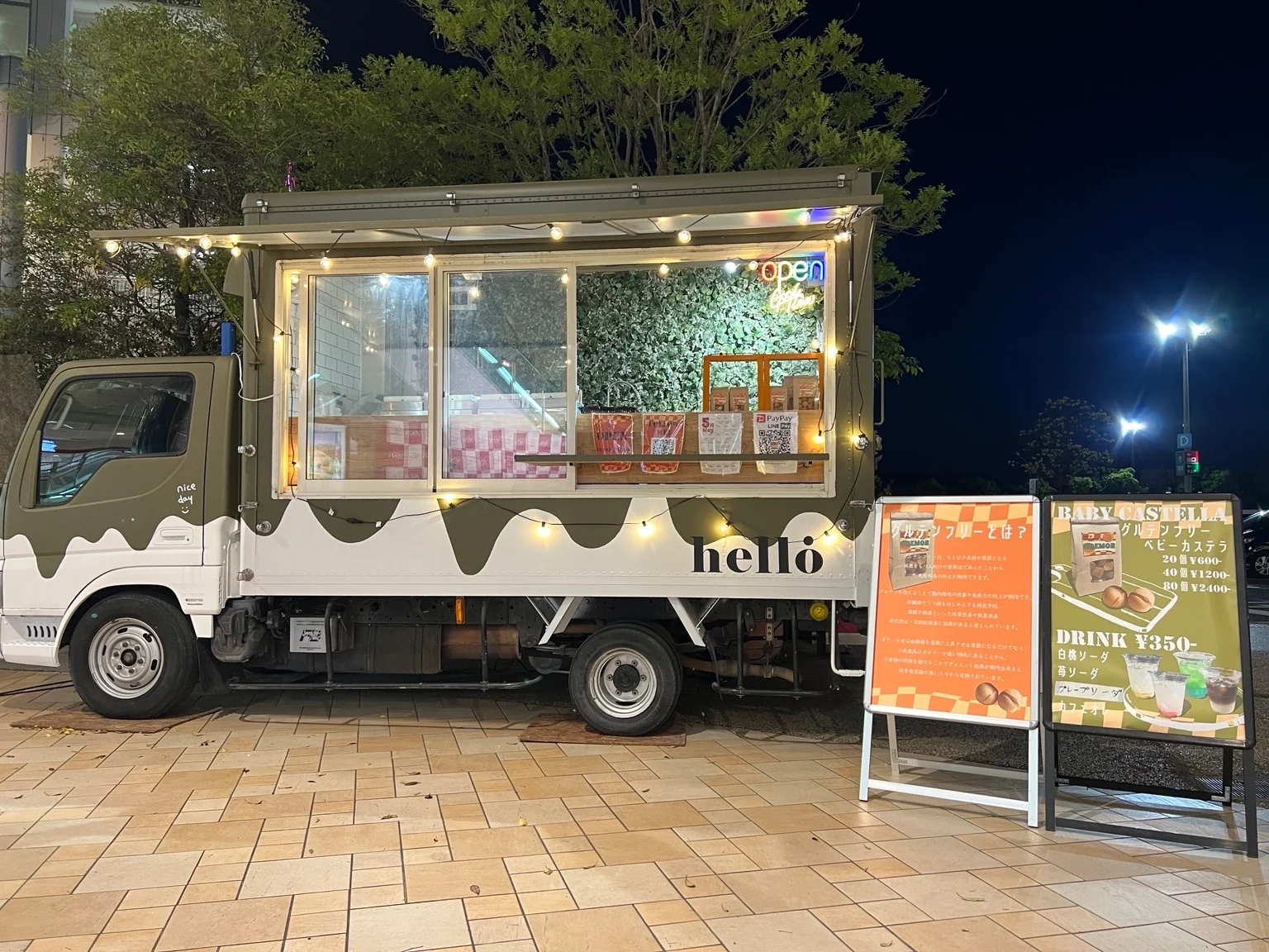 夜に出店するCREMORのキッチンカー