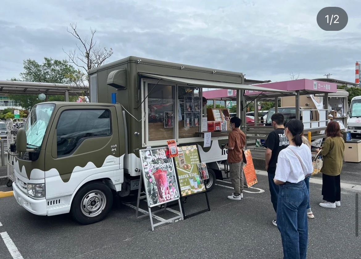 CREMORのキッチンカーでの販売風景