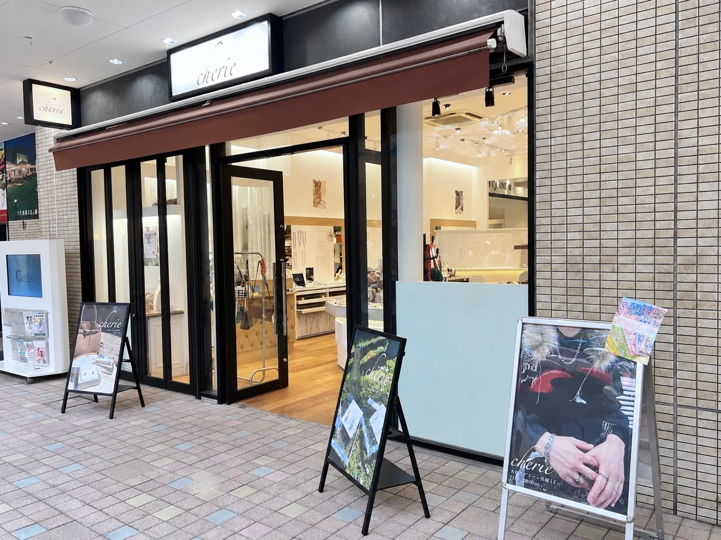 cherieの店頭とサイン
