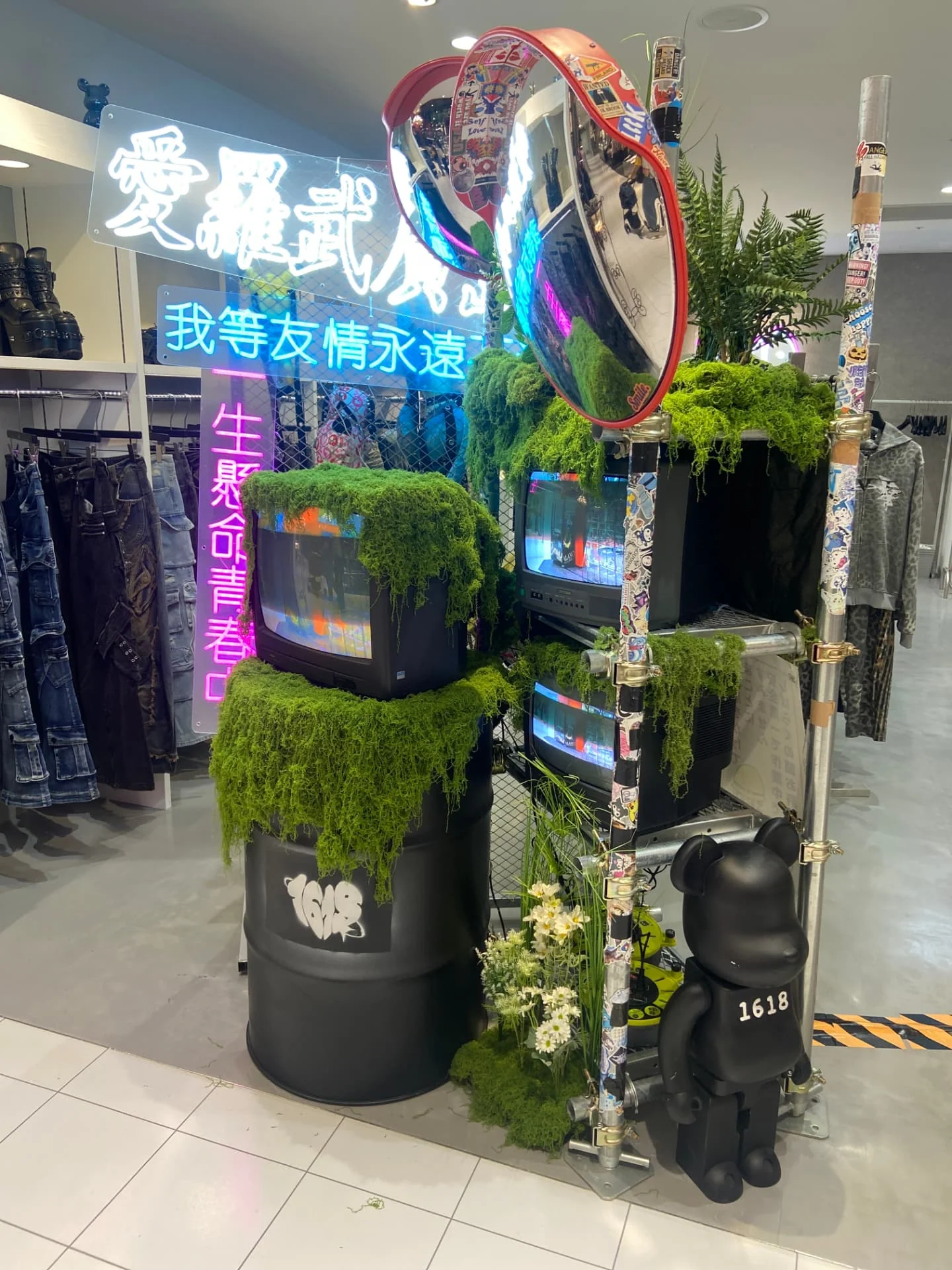 ブラウン管モニターと苔のディスプレイ