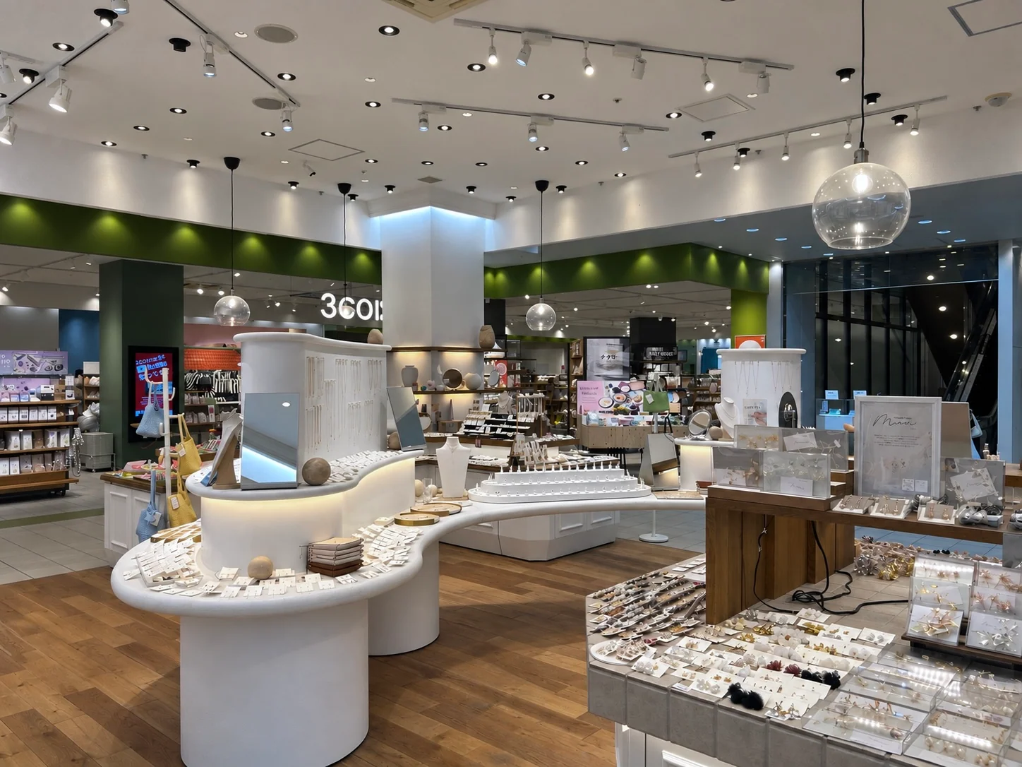 cherieの店舗空間とアクセサリー什器
