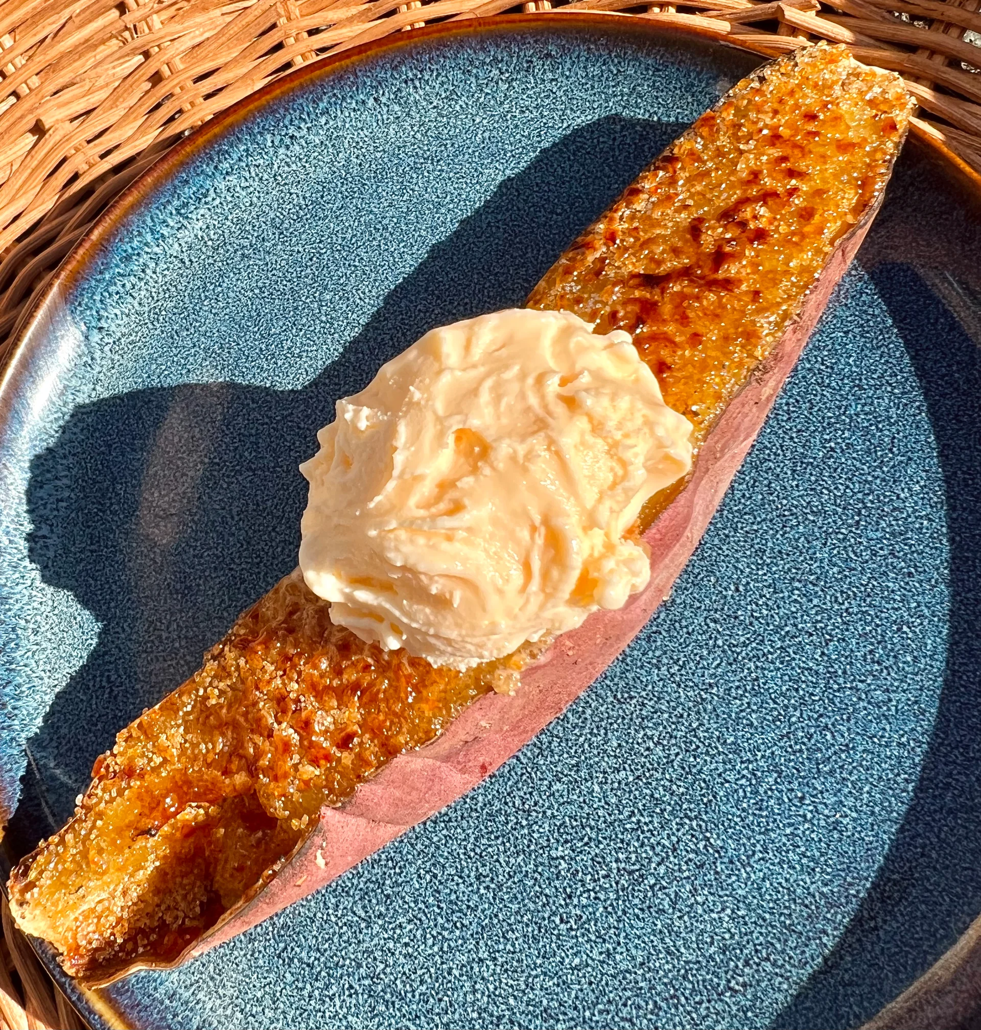 焼き芋にアイスを添えたスイーツ