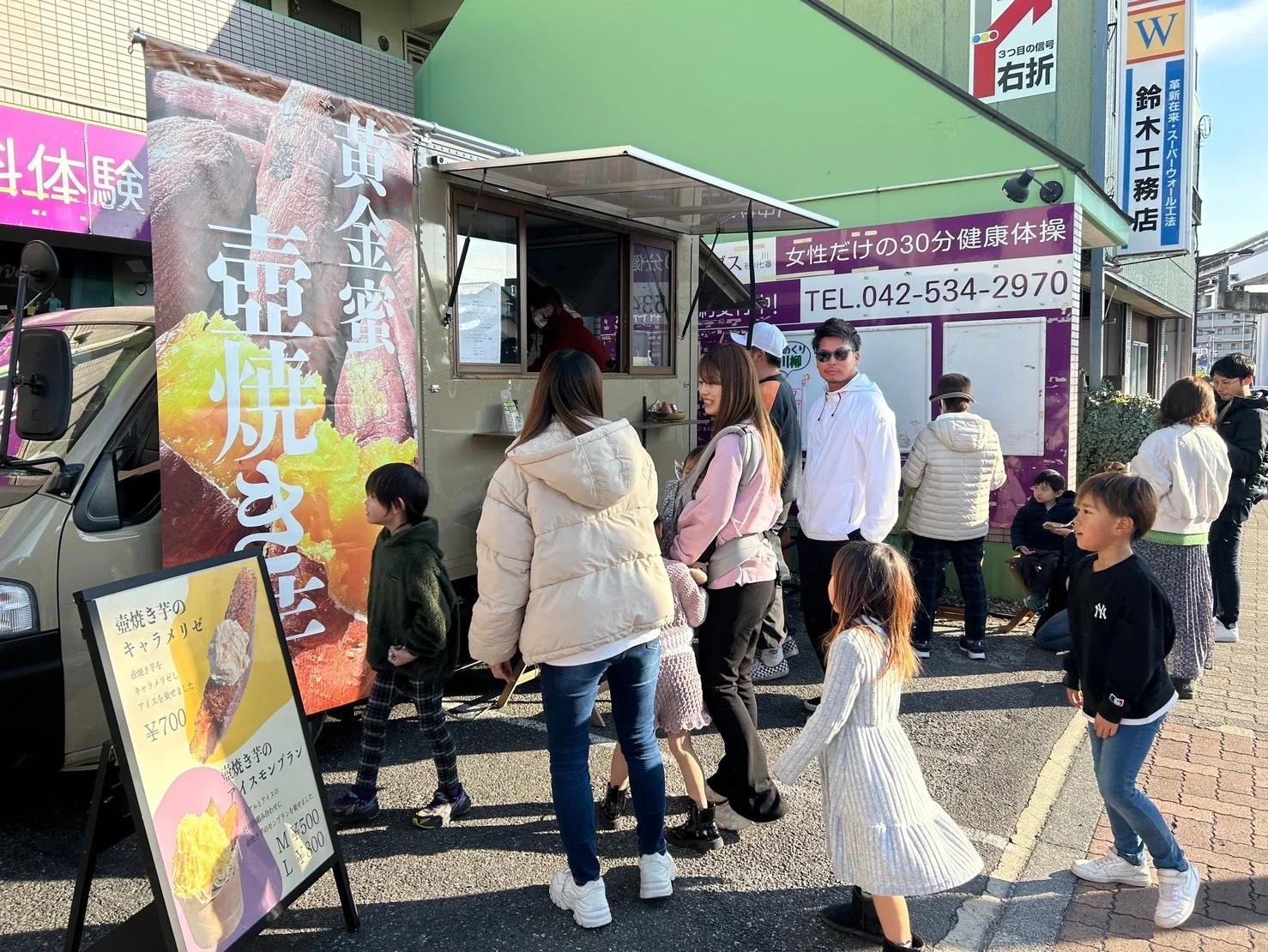 おいもやのキッチンカーに集まるお客様と販売風景